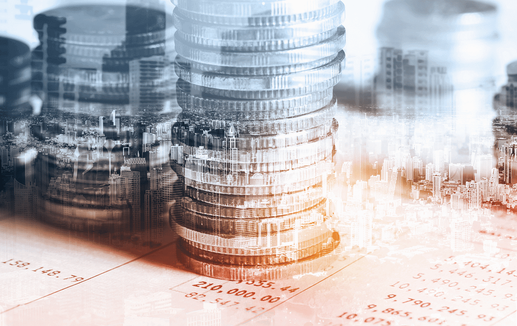 A imagem mostra uma pilha de moedas com documentos financeiros e números ao fundo, sugerindo o conceito de democratização da riqueza.