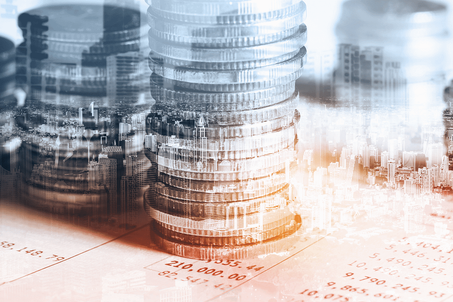 A imagem mostra uma pilha de moedas com documentos financeiros e números ao fundo, sugerindo o conceito de democratização da riqueza.